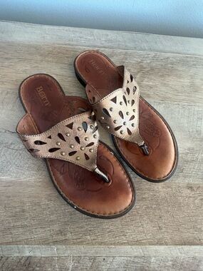 Born Akala Bronze Metallic‎ Leather Studded Slip On Thong Sandals Size 6/36.5